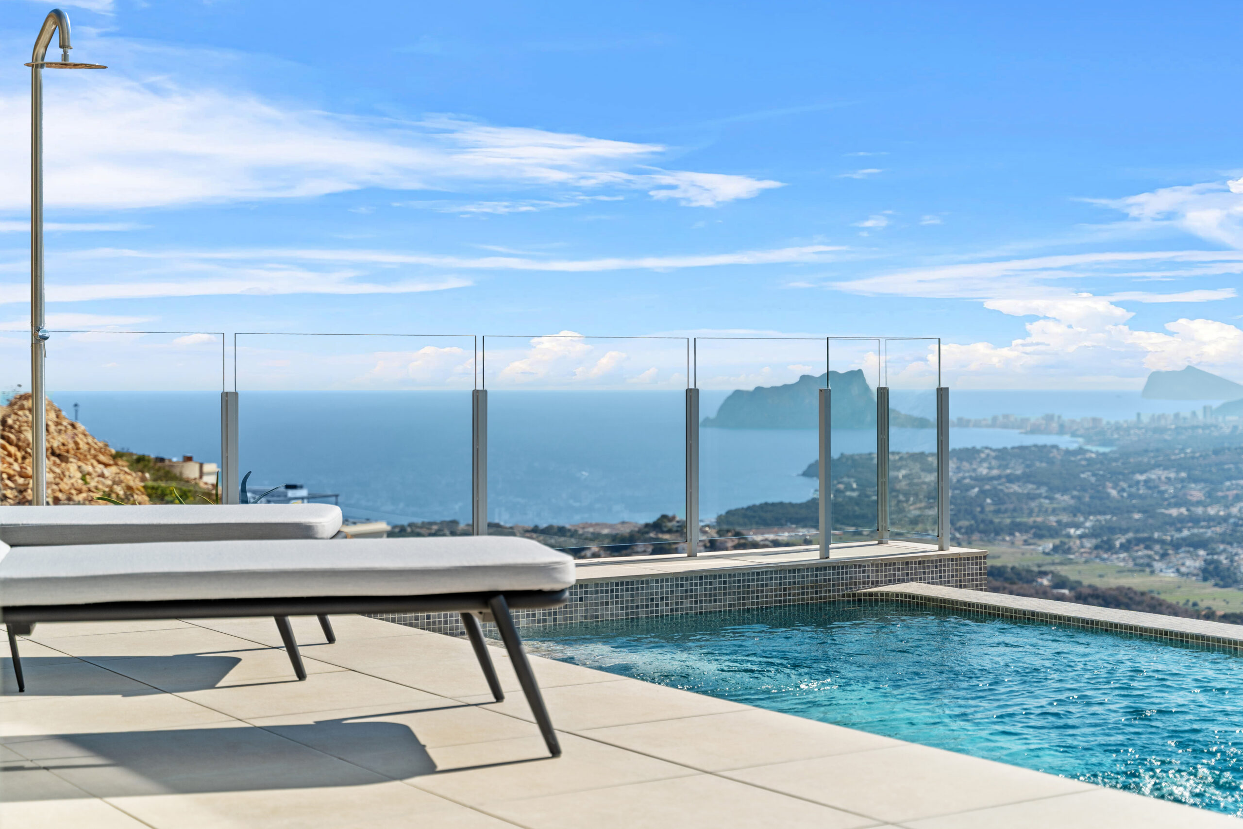 “Luxury villa with infinity pool and panoramic Mediterranean views on the Costa Blanca”