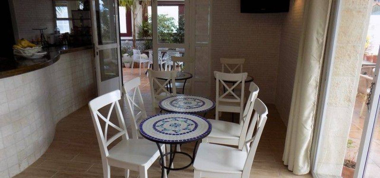 Bonito-Hotel-familiar-l-en-Calpe-al-lado-de-Cala-Calalga-4