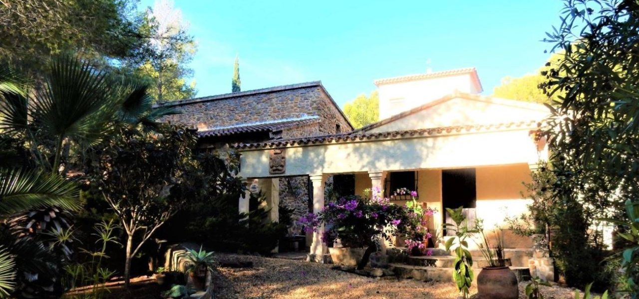 Finca-con-gran-parcela-en-La-Sella-1