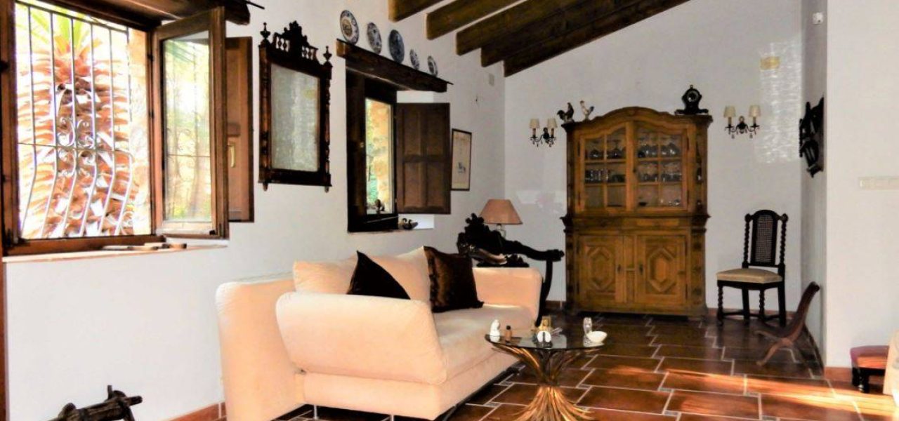 Finca-con-gran-parcela-en-La-Sella-9