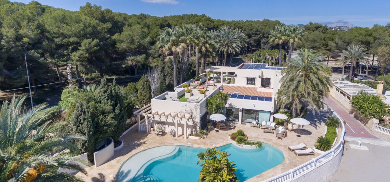 villa with lluxiy pool in moraora