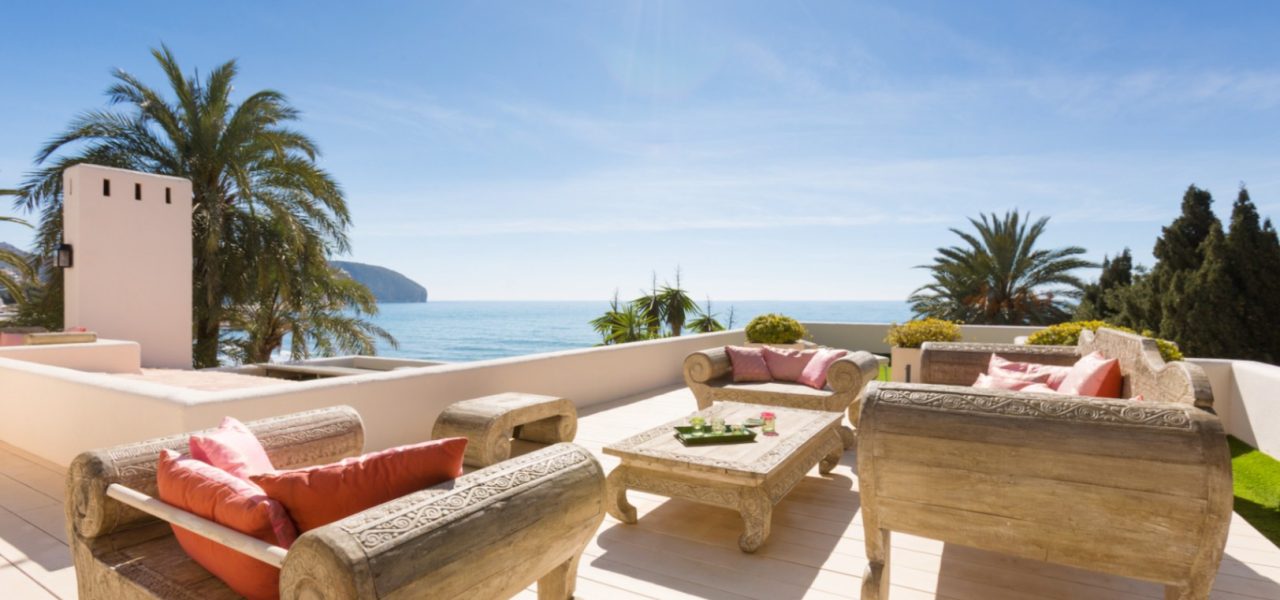 front line terras with open sea views